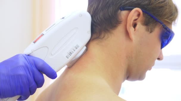 Выполнение процедуры лазерной эпиляции шеи