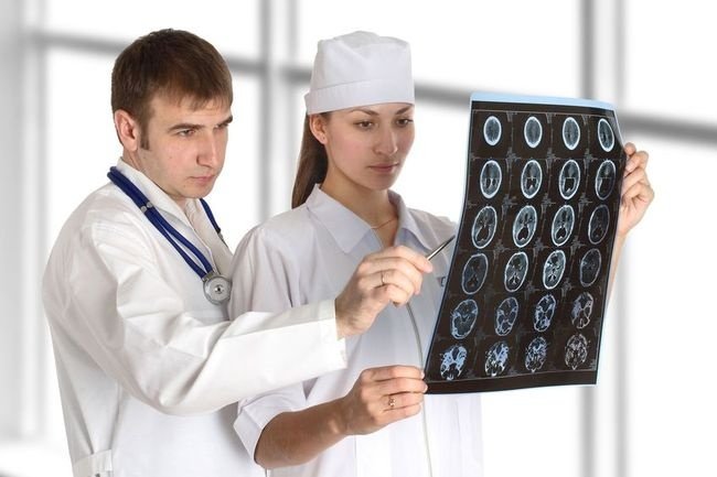 Доктора изучают результаты исследования узи головного мозга