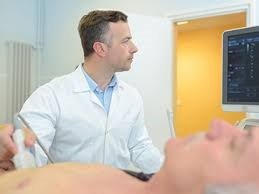 Доктор проводит УЗИ брюшной аорты и нижней полой вены