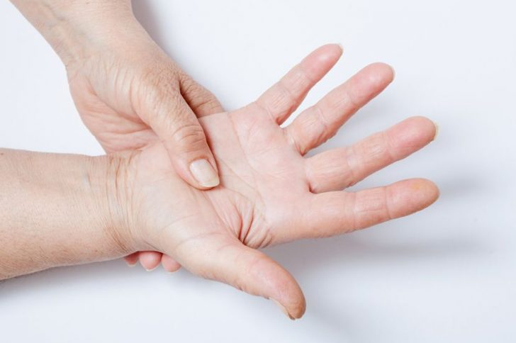 Почему отекают пальцы на руках: причины и способы лечения